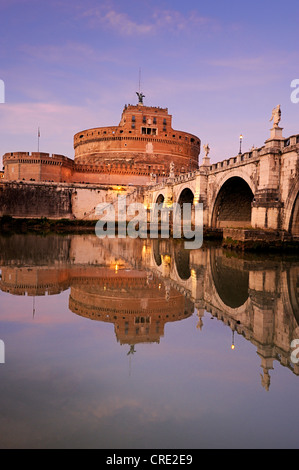Castel Sant'Angelo et le Ponte Sant'Angelo se reflète dans le Tibre, Rome, Italie, Europe Banque D'Images