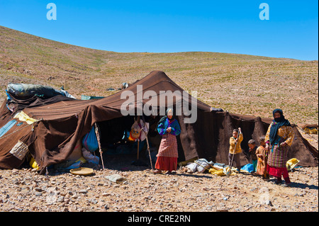 Les femmes et les enfants debout devant leur tente nomade, Anti-Atlas, le sud du Maroc, Maroc, Afrique Banque D'Images