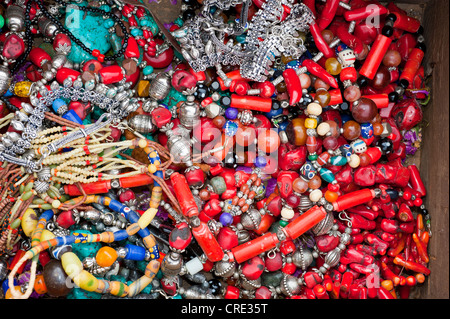 Oriental bijoux, colliers avec perles colorées et de corail, souk, bazar, le Maroc, l'Afrique Banque D'Images