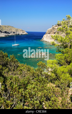 Anthony Quinn Bay avec voilier, Faliraki, Rhodes, Grèce, Europe Banque D'Images