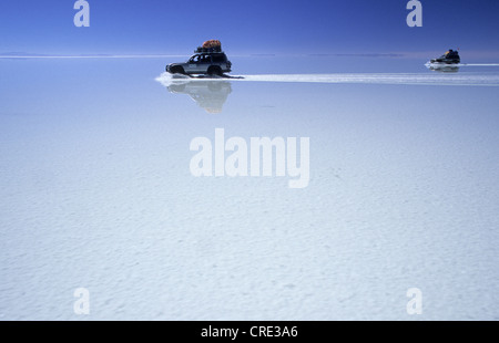 Fourwheeldrive quand le véhicule roule à plus de Salar de Uyuni, Bolivie Banque D'Images