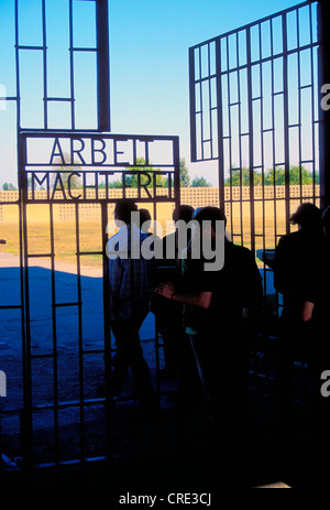 'Arbeit macht frei' dit l'entrée principale du camp de concentration Sachsenhausen, Allemagne, Sachsenhausen Banque D'Images