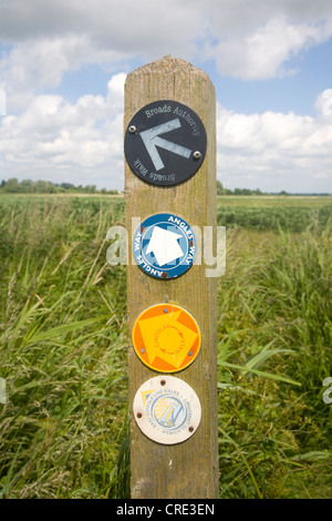 Sentier de grande façon angles post marqueur près de Oulton Broad, Suffolk, Angleterre Banque D'Images