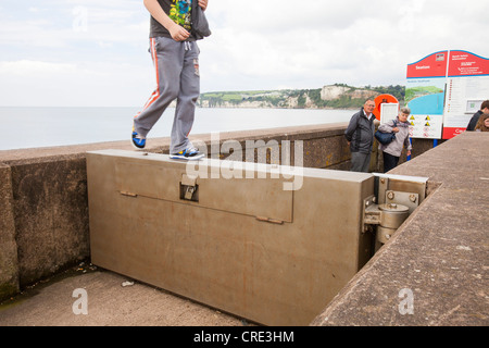 Une tempête porte fermée en acier à la suite d'une mauvaise tempête à Seaton, pour protéger la ville contre les inondations, Dorset, UK. Banque D'Images