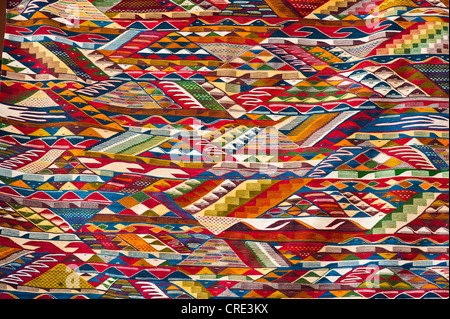 Modèle Multi-couleur d'un tapis tissé, Marrakech, Maroc, Afrique Banque D'Images