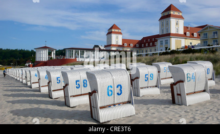 Chaises de plage en face de l'hôtel Kurhaus, Allemagne, Ruegen, Insel Rügen, Binz Banque D'Images