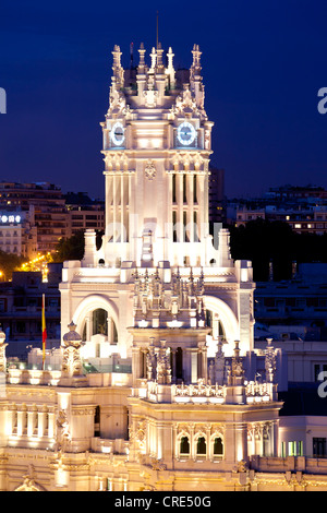 Palacio de Comunicaciones, de nuit, l'ancien siège de la poste, de l'aujourd'hui la Mairie et le Conseil Municipal Banque D'Images