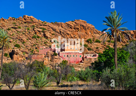 Paysage typique de montagne avec des pierres, les rochers de granit et traditionnelles maisons Berbères sur le flanc, Anti-Atlas Banque D'Images