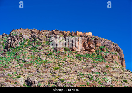 Vestiges, ruines d'un village berbère, Ksar Taghaout, sur le sommet d'une montagne, l'Ait Mansour, Anti-Atlas Vallée Banque D'Images