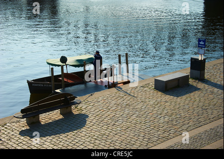 Traversier sur la rivière Vltava, Prague, République Tchèque Banque D'Images