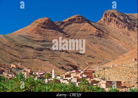 Cuesta typique paysage, pentes de montagne caractérisée par l'érosion, avec de petites villes et de dattiers, Ait Mansour valley Banque D'Images