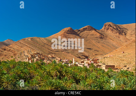 Cuesta typique paysage, pentes de montagne caractérisée par l'érosion, avec de petites villes et de dattiers, Ait Mansour valley Banque D'Images