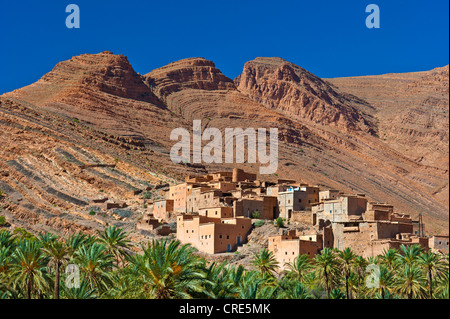 Cuesta typique paysage, pentes de montagne caractérisée par l'érosion, avec de petites villes et de dattiers, Ait Mansour valley Banque D'Images