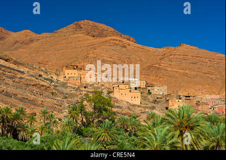 Cuesta typique paysage, pentes de montagne caractérisée par l'érosion, avec de petites villes et de dattiers, Ait Mansour valley Banque D'Images