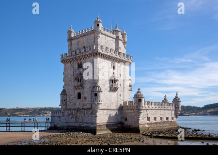 Torre de Belem, les fortifications du xvie siècle, classé au Patrimoine Mondial de l'UNESCO, à l'embouchure du Rio Tejo River dans le Banque D'Images