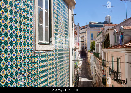 Façade de maison avec des tuiles colorées dans le quartier de Bairro Alto, Lisbonne, Portugal, Europe Banque D'Images