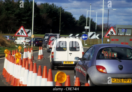 Véhicules routiers la négociation d'un système à contresens en raison de la surface de la route des travaux d'entretien sur un duel à quatre voies dans l'Angleterre. Banque D'Images
