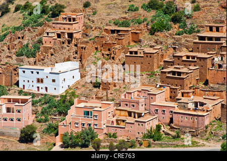 Village traditionnel typique avec des maisons peintes de couleurs vives les Berbères dans l'Anti-Atlas, dans le sud du Maroc, Maroc Banque D'Images