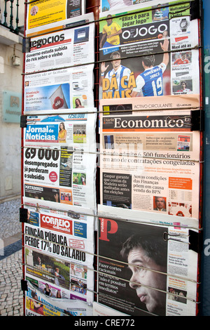 Portugais et internationaux à un kiosque à journaux à Lisbonne, Portugal, Europe Banque D'Images