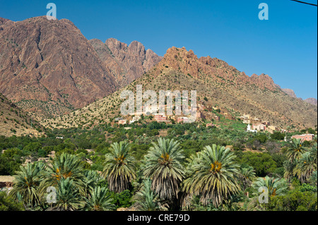 Paysage typique de montagne dans l'Anti-Atlas, village sur une colline avec des maisons berbères traditionnels Banque D'Images
