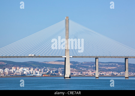 Ponte Vasco da Gama Bridge traversant le Rio Tejo, Lisbonne, Portugal, Europe Banque D'Images