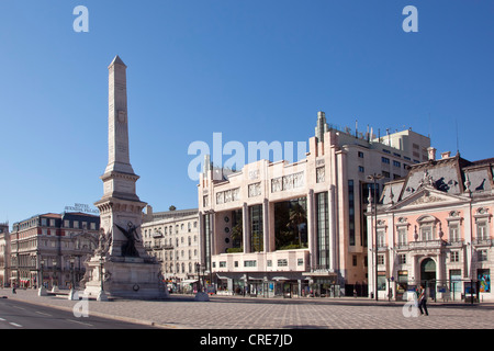 Obélisque sur Praca dos Restauradores square à l'ancien cinéma l'Eden, un cinéma des années 30 style Art Déco, dans le quartier historique Banque D'Images