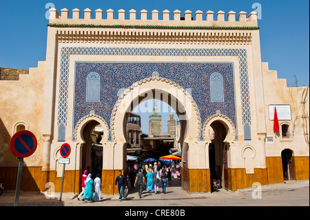 Bab Boujeloud, passerelle à travers le mur de la ville le centre historique de la ville ou Médina, Site du patrimoine mondial de l'UNESCO, Fès, Maroc Banque D'Images