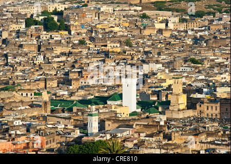 Donnant sur le centre historique de la ville, Médina, Fès el-Bali, Fès, Maroc, Afrique Banque D'Images