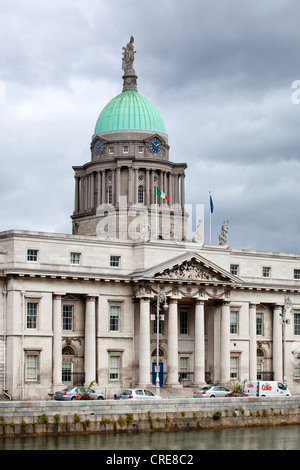 Custom House Custom House, ancienne maintenant le ministère de l'environnement, sur la rivière Liffey à Dublin, Irlande, Europe Banque D'Images