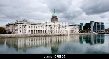 Custom House Custom House, ancienne maintenant le ministère de l'environnement, sur la rivière Liffey à Dublin, Irlande, Europe Banque D'Images