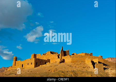 Kasbah en ruine sur une colline, une ancienne maison des Berbères d'adobe, vallée du Drâa, sud du Maroc, Maroc, Afrique Banque D'Images