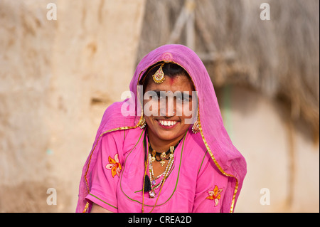 Portrait d'une jeune femme indienne portant un sari rose et bijoux, désert de Thar, Rajasthan, Inde, Asie Banque D'Images