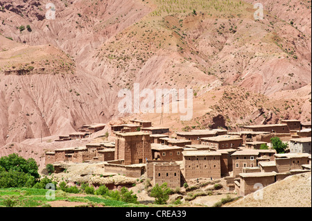 Village berbère typique avec des maisons en pisé et des Kasbah Ait Bouguemez, vallée, Haut Atlas, Maroc, Afrique Banque D'Images