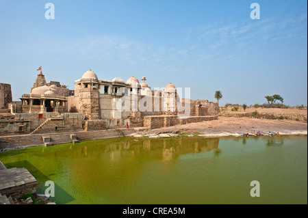 Ancien palais avec un lac artificiel, Chittorgarh Fort, Rajasthan, Inde, Asie Banque D'Images