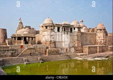 Ancien palais avec un lac artificiel, Chittorgarh Fort, Rajasthan, Inde, Asie Banque D'Images