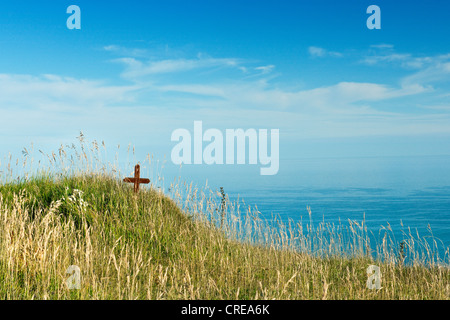 Une seule Croix du souvenir sur les falaises de Beachy Head un célèbre spot de suicide sur les South Downs East Sussex avec blue sea Banque D'Images