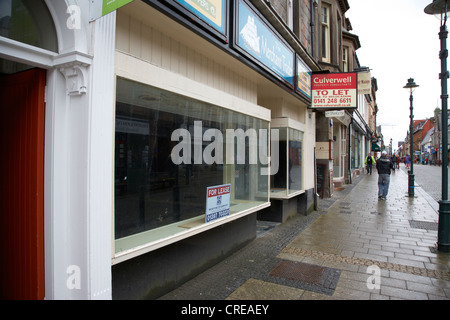 Unité de vente au détail vide sur la rue principale sur une journée humide à fort William Scotland UK Banque D'Images