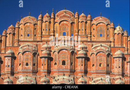 Détail de la façade de l'Hawa Mahal ou Palais des vents, la ville rose, Jaipur, Rajasthan, Inde, Asie Banque D'Images