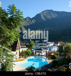 Architecture créole, l'hôtel Le Vieux Cep, Le cirque de Cilaos caldera avec le Piton des Neiges volcan, Cilaos, Ile de la réunion Banque D'Images