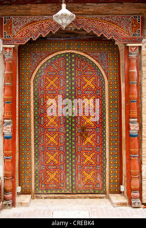 Typique de la vieille porte de bois d'un bâtiment résidentiel dans le centre historique de la ville ou médina, Site du patrimoine mondial de l'Unesco, , Maroc Banque D'Images