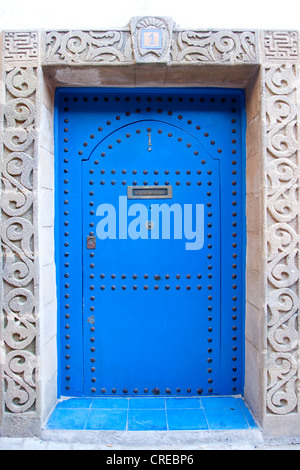 Typique de la vieille porte de bois d'un bâtiment résidentiel dans le centre historique de la ville ou médina, Site du patrimoine mondial de l'Unesco, , Maroc Banque D'Images