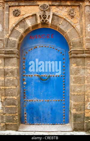 Typique de la vieille porte de bois d'un bâtiment résidentiel dans le centre historique de la ville ou médina, Site du patrimoine mondial de l'Unesco, , Maroc Banque D'Images