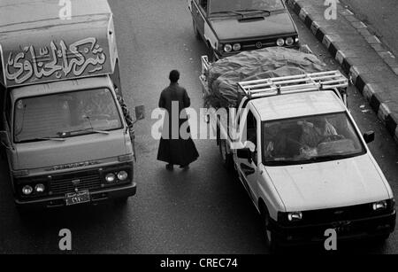 Un garçon debout dans une rue du Caire à essayer de vendre des choses Banque D'Images