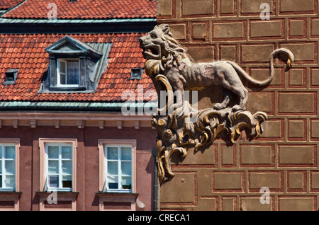 Bas relief sculpture du lion au coin de maison à Place du marché de la vieille ville de Varsovie, Pologne Banque D'Images