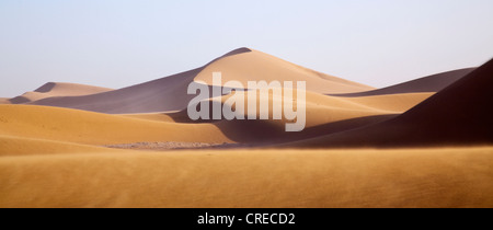 Dans les dunes de l'Erg Chegaga, région Sahara près de Mhamid, Maroc, Afrique Banque D'Images