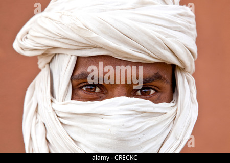 Portant un turban touareg, Tinezouline, vallée du Drâa, Maroc, Afrique Banque D'Images