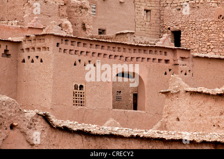 L'architecture d'adobe traditionnel berbère, la Kasbah à Aït Benhaddou, du patrimoine culturel mondial de l'UNESCO, le Maroc, l'Afrique Banque D'Images