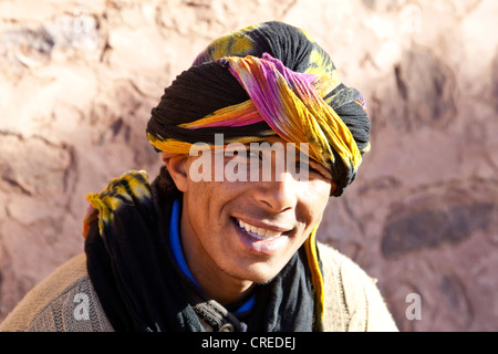 Jeune homme berbère portant un turban, Telouet près de Ouarzazate, Maroc, Afrique Banque D'Images