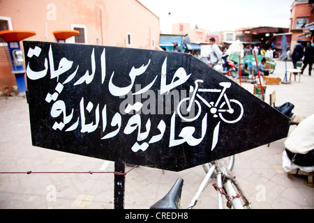 Signer pour une zone de stationnement pour vélos dans la place Djemaa El Fna, la médina, vieille ville, site du patrimoine mondial de l'UNESCO, Marrakech, Maroc Banque D'Images