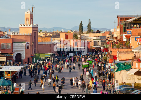 Les gens en place Djemaa El Fna, la médina, vieille ville, site du patrimoine mondial de l'UNESCO, Marrakech, Maroc, Afrique Banque D'Images